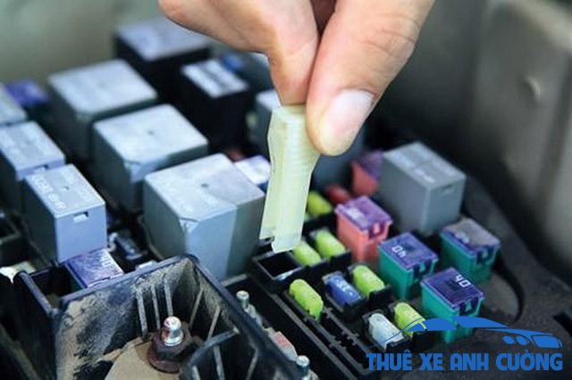 anh-4-dung-kep-nho-gap-cau-chi-ra-khoi-bang-dieu-khien